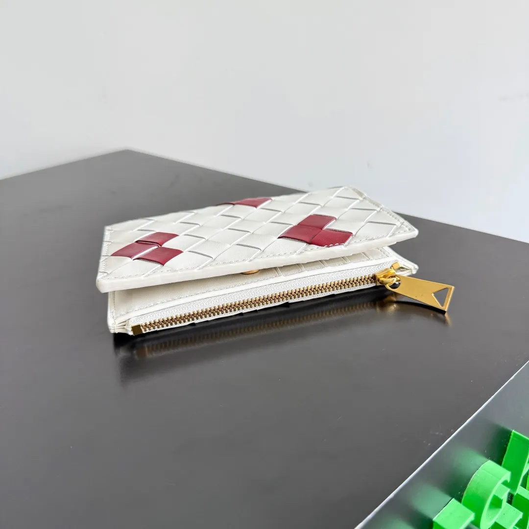 Batch 960 of BOTTEGA VENETA’s new woven small wallets are now shipping! ! ! 🥰🥰Made of carefully selected first-layer sheepskin fabric, this small luxury wallet has an elegant appearance and is also full of practicality. It can store change, driver's license and various cards at the same time. It is so small that it can be put in your pocket and carried with you. It is really convenient [Applause][Applause] Style No.: 667468 Size: 14.5*9.3*2cm